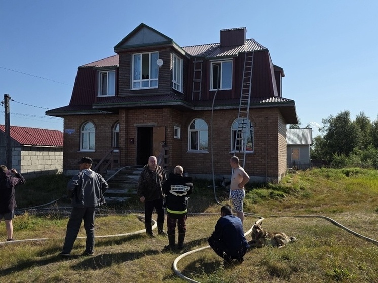 В 8:50 в поселке Красное произошел пожар в частном жилом доме на улице Ненецкая