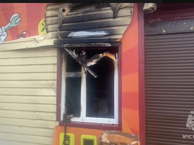 В Оренбурге на Шевченко загорелся магазин