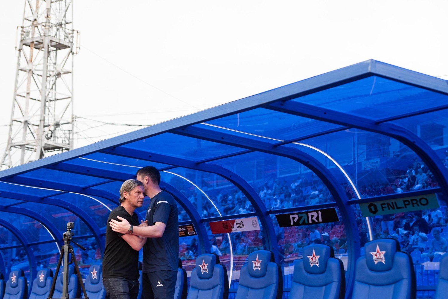 Смотрим яркие фотографии с матча «СКА-Хабаровск» - «Чайка»