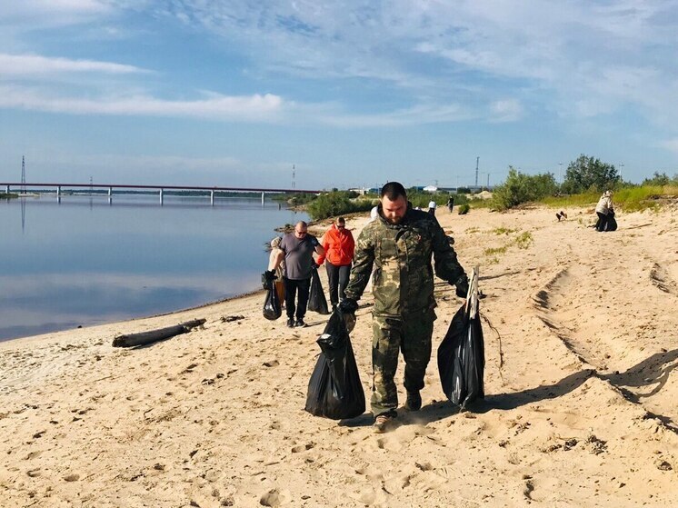 Берег реки Пур очистили от мусора жители Уренгоя