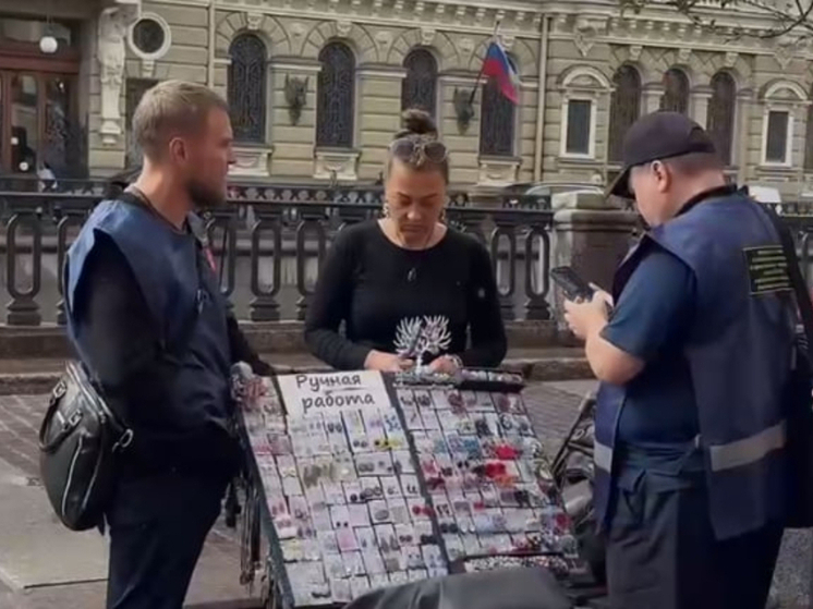 Туристы Петербурга останутся без сувениров после сноса незаконных ларьков