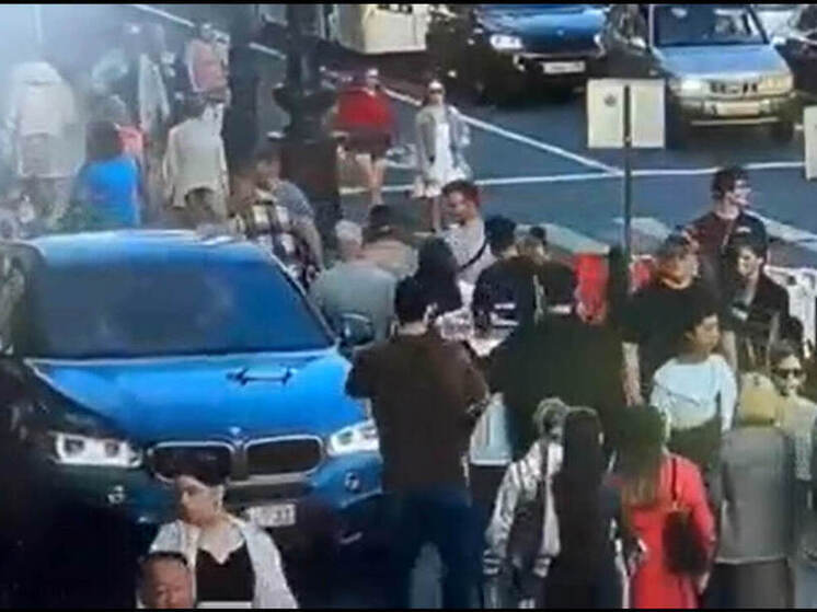 Безумную москвичку задержали за езду на машине по тротуарам на Невском проспекте