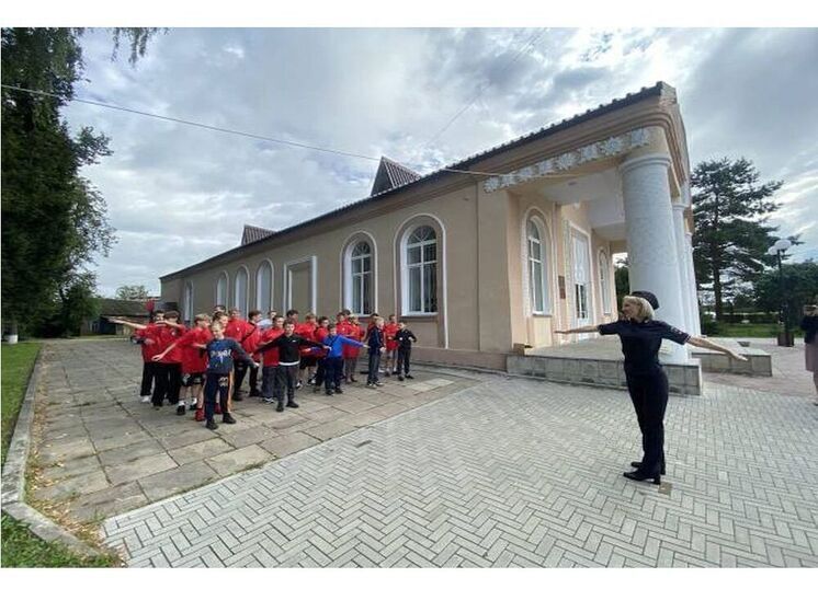 В Починке школьники сделали «Зарядку со стражем порядка»