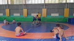 В Калмыкии для юных борцов провели мастер-класс 