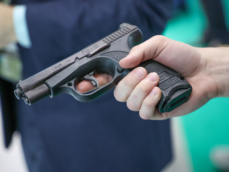 В ТЦ во Львове мужчина с пистолетом захватил заложников