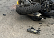 Водитель мотоцикла получил серьезные травмы в автокатастрофе на западе Москвы в воскресенье вечером