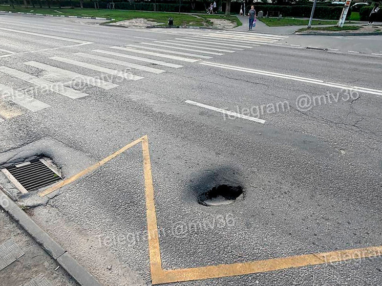 В Воронеже возник новый кратер на улице Лизюкова
