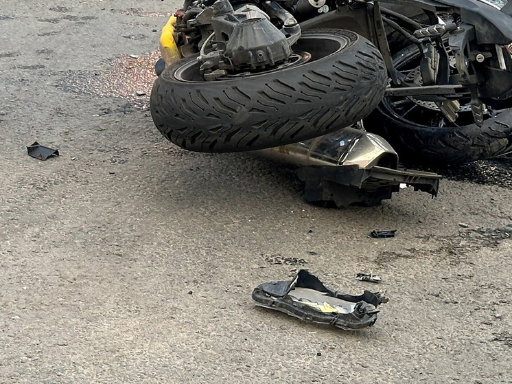 Водитель мотоцикла получил серьезные травмы в автокатастрофе на западе Москвы в воскресенье вечером
