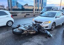 10 августа 2025 года примерно в 18:30 водитель мотоцикла иностранного производства, 1988 года рождения, двигался по Новому мосту через реку Волгу со стороны ул. Пушкина в направлении центра Астрахани