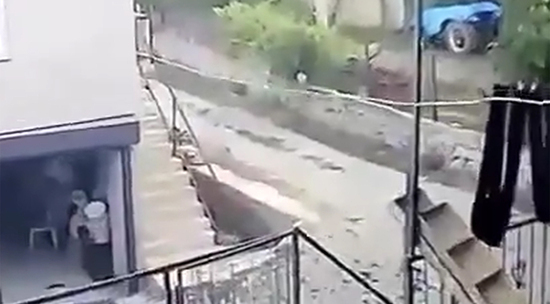 Момент землетрясения в Турции сняла уличная камера: видео