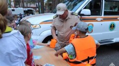 Тамбовские спасатели научили ребят правильно пользоваться спасательными жилетами