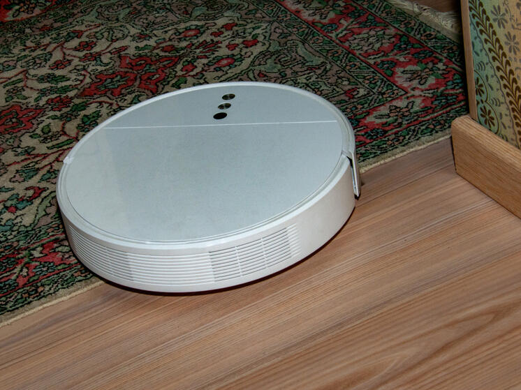 Робот-пылесос запер женщину в ванной