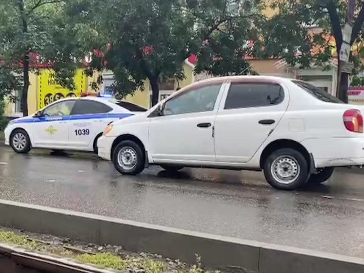 В Бийске автомобиль сбил двоих детей на пешеходном переходе