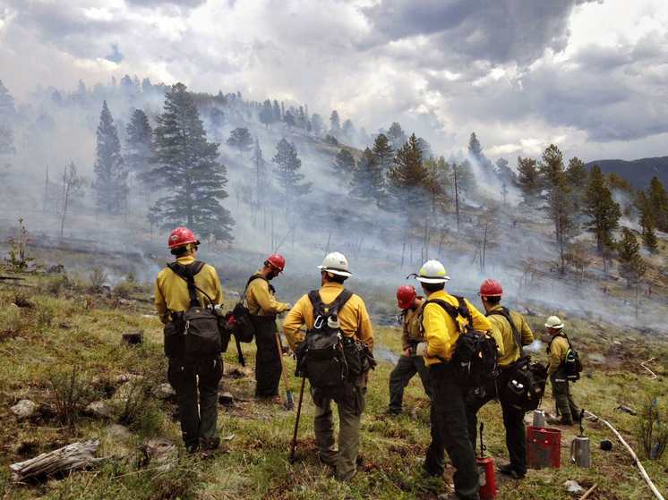 NBC: в американском штате Колорадо из-за масштабного лесного пожара эвакуировали тюрьму