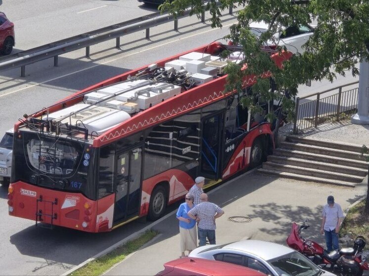 Транспортное средство с пассажирами влетело в бетонный блок во Владивостоке