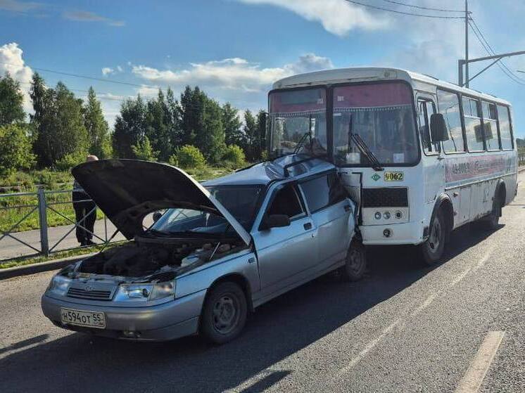 В Омске автобус въехал в в легковушку на светофоре: есть погибшие