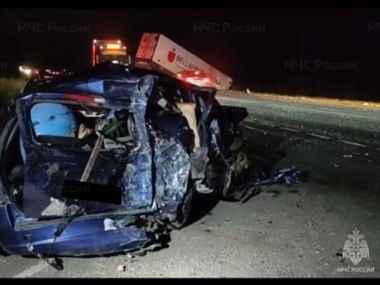 В тройном ДТП на калужской трассе смяло легковушку