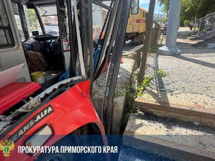 Во Владивостоке троллейбус врезался в бетонный блок: среди пострадавших трое детей