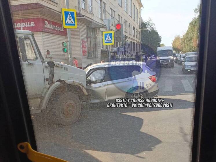 В Пензе на перекрестке улиц Свердлова и Гоголя произошло серьезное ДТП
