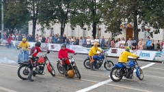 В центре Екатеринбурга вспомнили почти забытую игру в мотобол