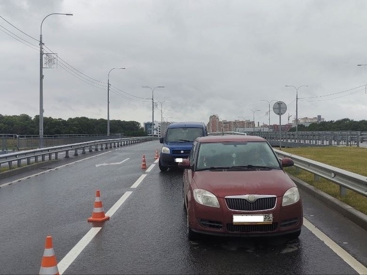 Восьмилетняя девочка получила ушибы при ДТП двух иномарок в Вологде
