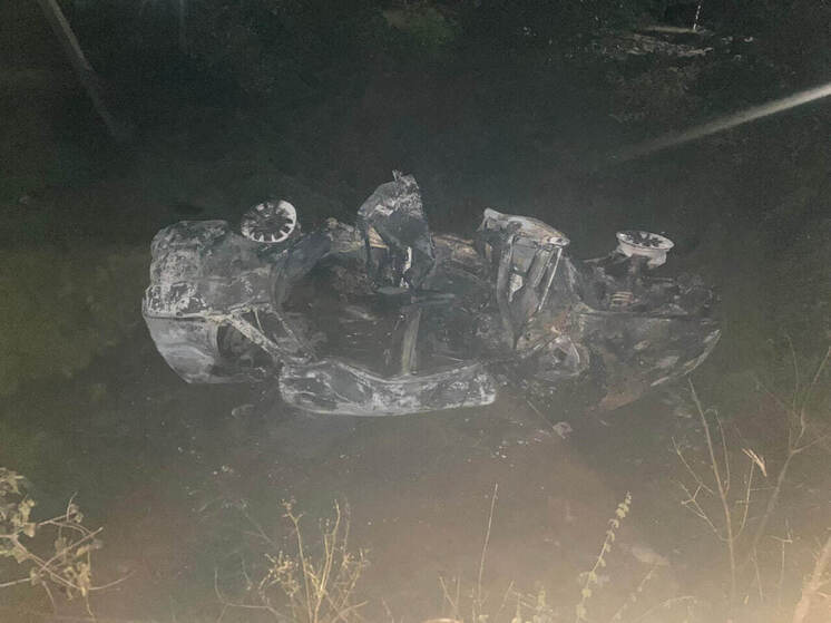 Под Воронежем автомобиль улетел в кювет и сгорел, двое подростков в больнице