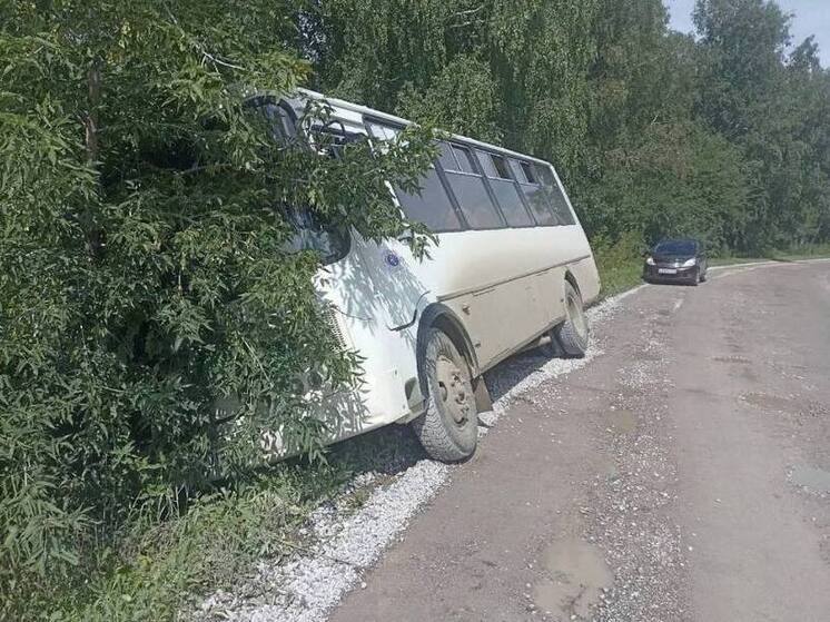 В Бердске из дачного автобуса пассажиров эвакуировали через кабину водителя