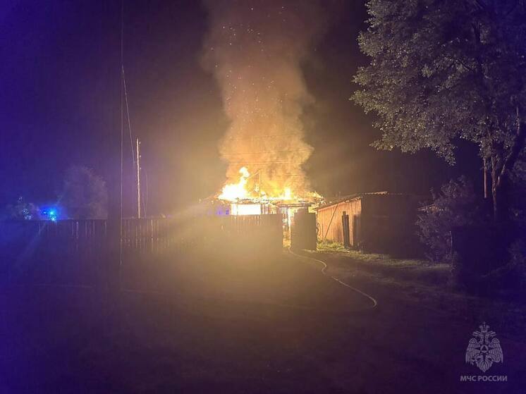 Спасатели тушили пожар в жилом доме в Тверской области