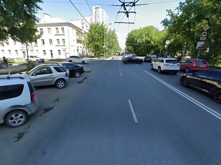 Два человека на самокате врезались в легковушку в Екатеринбурге