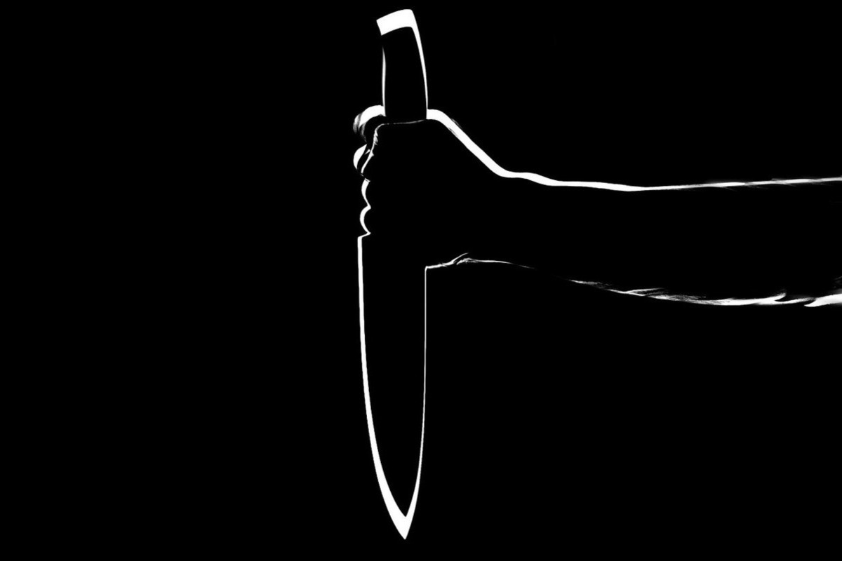 Пьяный внук искромсал ножом родных бабушку и дедушку и скрылся на их машине