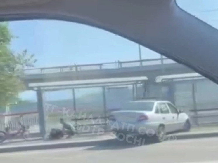 В Сочи иномарка вылетела на остановку и сбила женщину