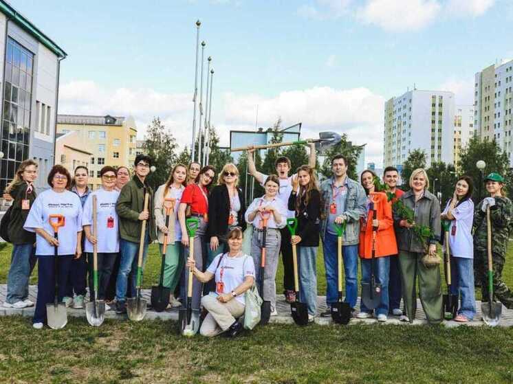 Региональный центр единоборств в Югре украсили новыми зелеными насаждениями