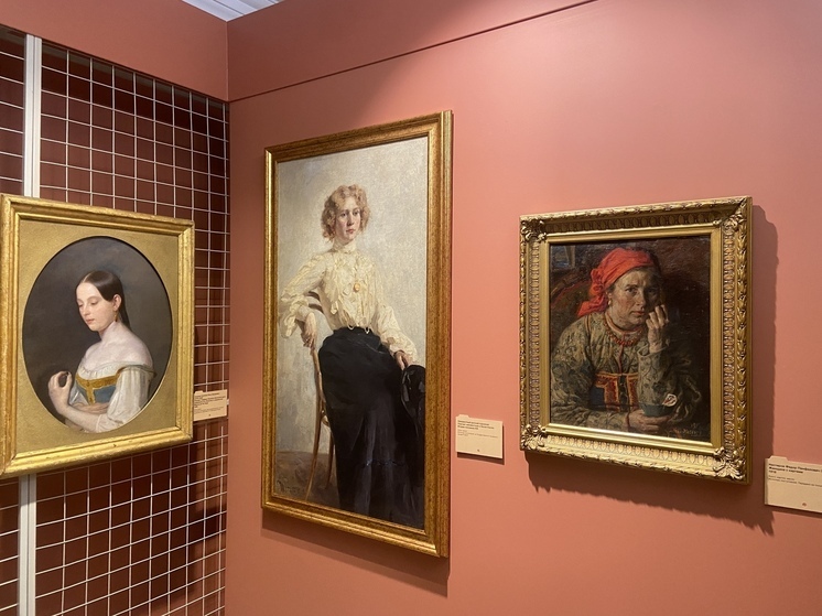 Exhibition showcasing female portraits