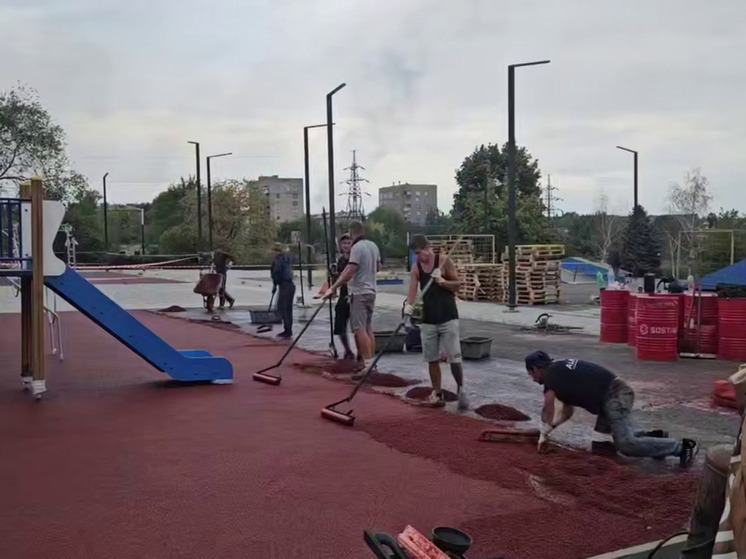 В Алчевске продолжается реконструкция центрального сквера и площади Советская