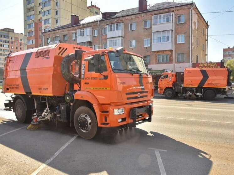 Мощные вакуумные машины вышли на уборку омских улиц