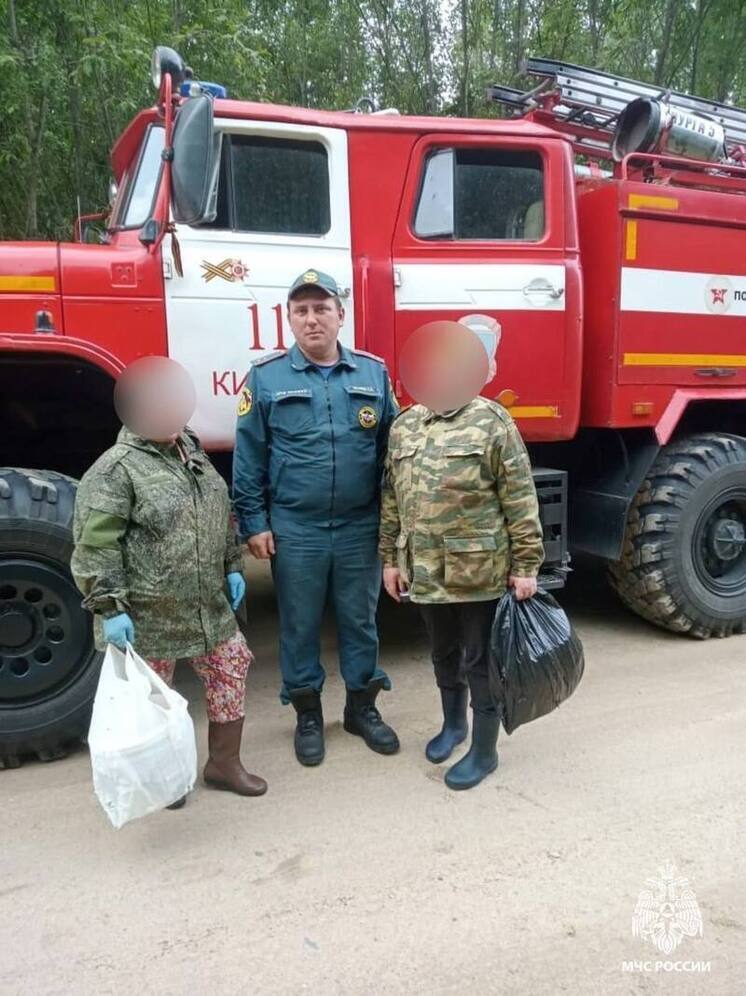 Спасатели вывели из леса заблудившихся в Тверской области женщин