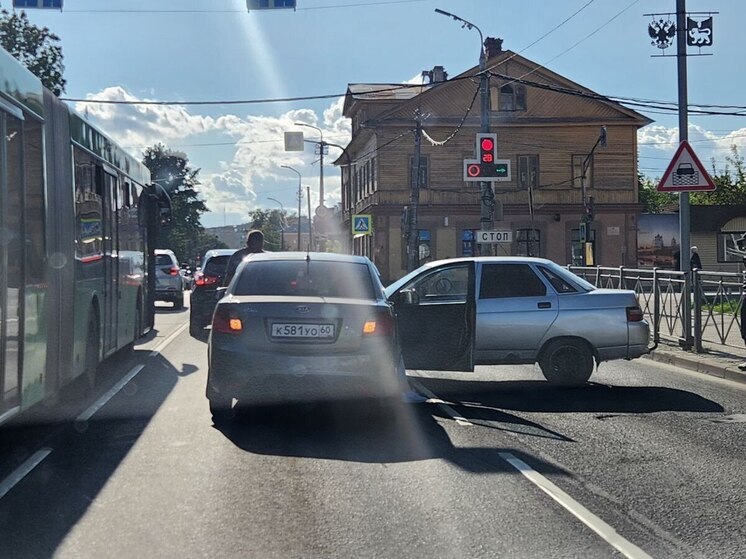 ДТП мешает движению автомобилей на псковском перекрестке