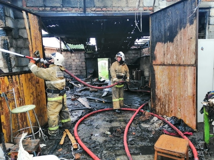 Крупный пожар произошел в свердловском селе Косулино