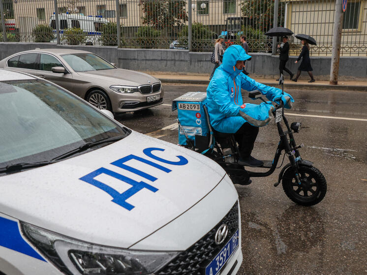 Мигрантам запретили работать курьерами в Петербурге