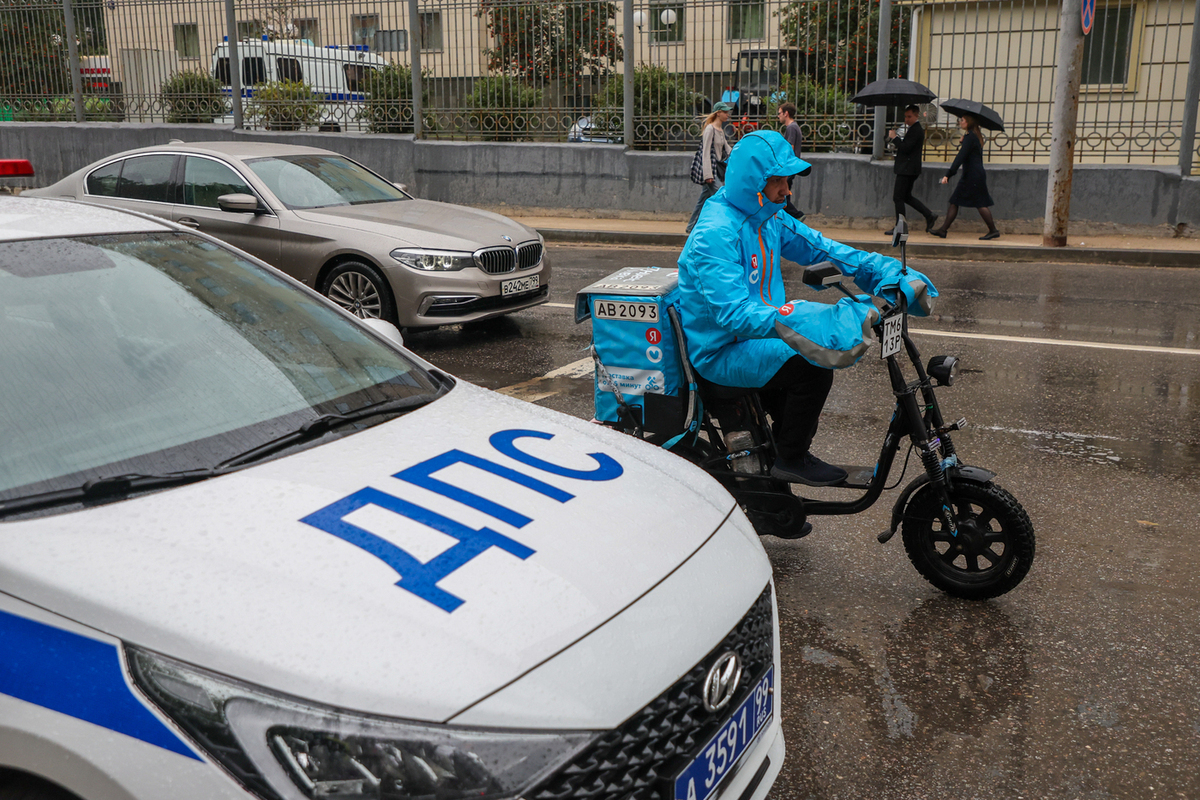 В Петербурге вступил в силу запрет для мигрантов работать курьерами и таксистами