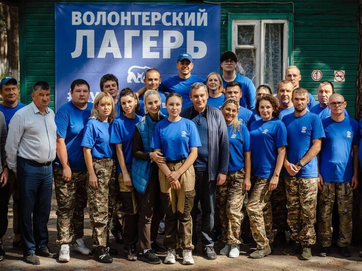 Временно исполняющий обязанности губернатора Александр Хинштейн недавно провёл встречу с добровольцами из волонтёрского лагеря «Курский рубеж», организованного политической партией «Единая Россия»