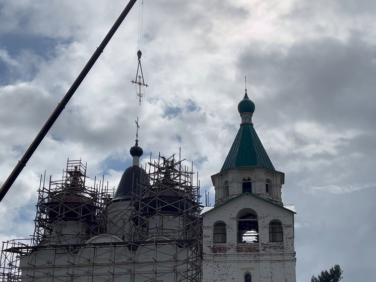 На Троицкий собор Антониево-Сийского монастыря установили кресты