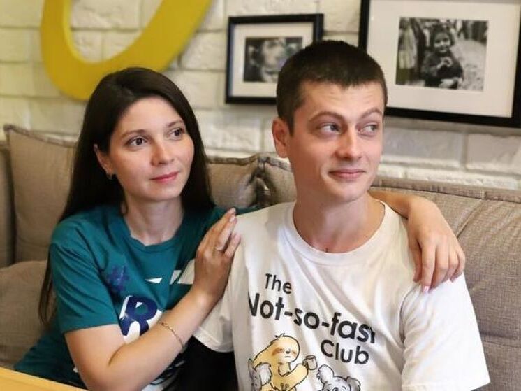 Об участии в спецоперации и восстановлении после тяжелого ранения рассказали Илья Гусейнов и его супруга Ярослава
Белгородец Илья Гусейнов во время выполнения боевой задачи получил тяжелое ранение и лишился правой руки, а после большой потери крови и обморожения врачи ампутировали ему обе ноги