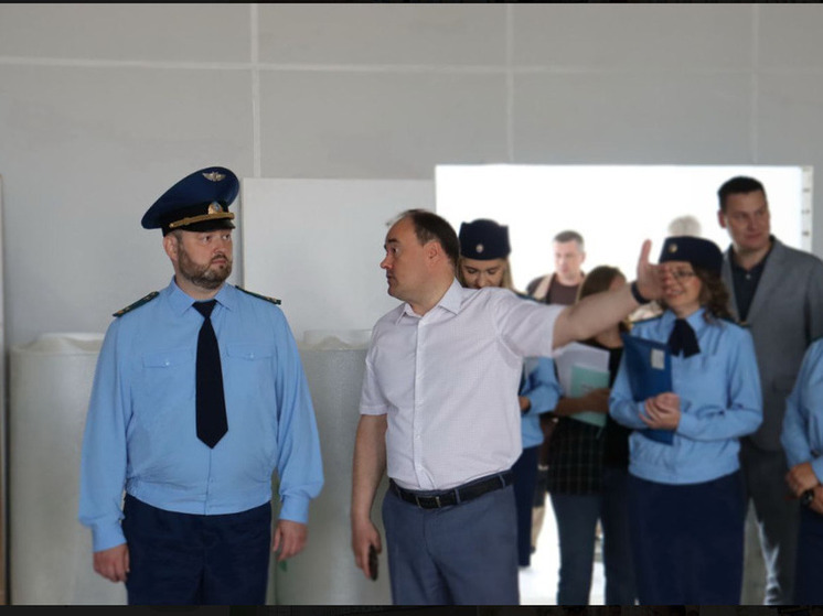 Мэр Ярославля сходил в новую школу с прокурором