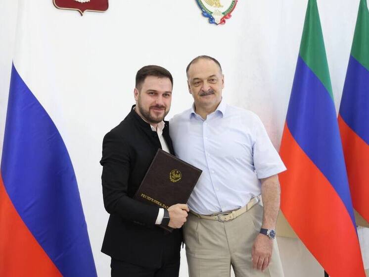 Меликов наградил лауреатов государственных премий Дагестана