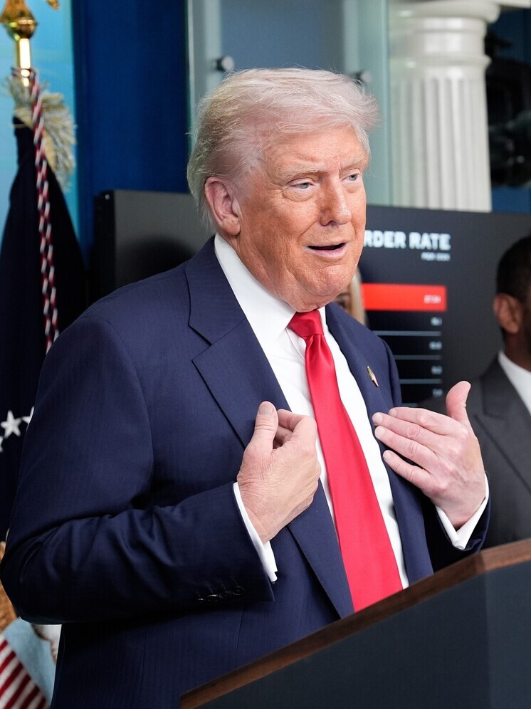 Белый дом: Трамп отложил введение новых пошлин на китайские товары на 90 дней