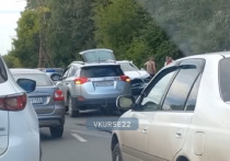 В Барнауле на Змеиногорском тракте вечером 11 августа произошло массовое ДТП с участием пяти автомобилей. Подробности рассказали в ГУ МВД России по Алтайскому краю.