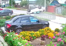 В Барнауле на пересечении улиц Червонной и Главной 11 августа произошло жесткое ДТП с переворотом. По словам очевидцев, с места происшествия автомобиль скорой помощи увез пострадавшего. 