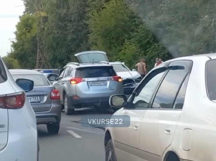 Массовое ДТП произошло на Змеиногорском тракте в Барнауле. Пострадала женщина