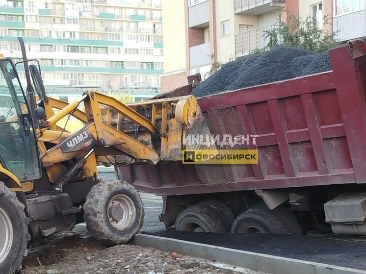 Самосвал, загружённый асфальтом, "ушел под землю" в Новосибирске